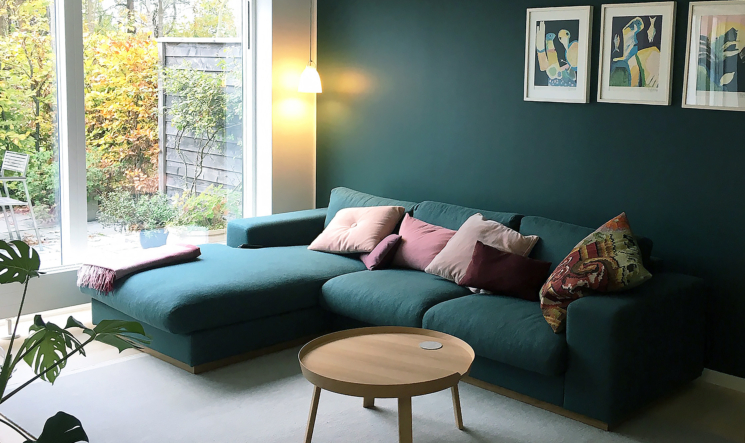 privatindretning græn væg sofa stue