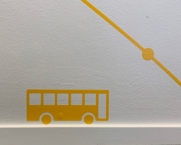 grafik med gul bus over fodpanel hos movia
