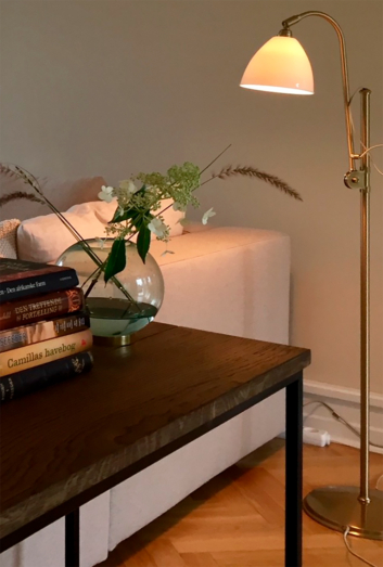 konsolbord fra by løth med vase fra menu og bestlight lampe